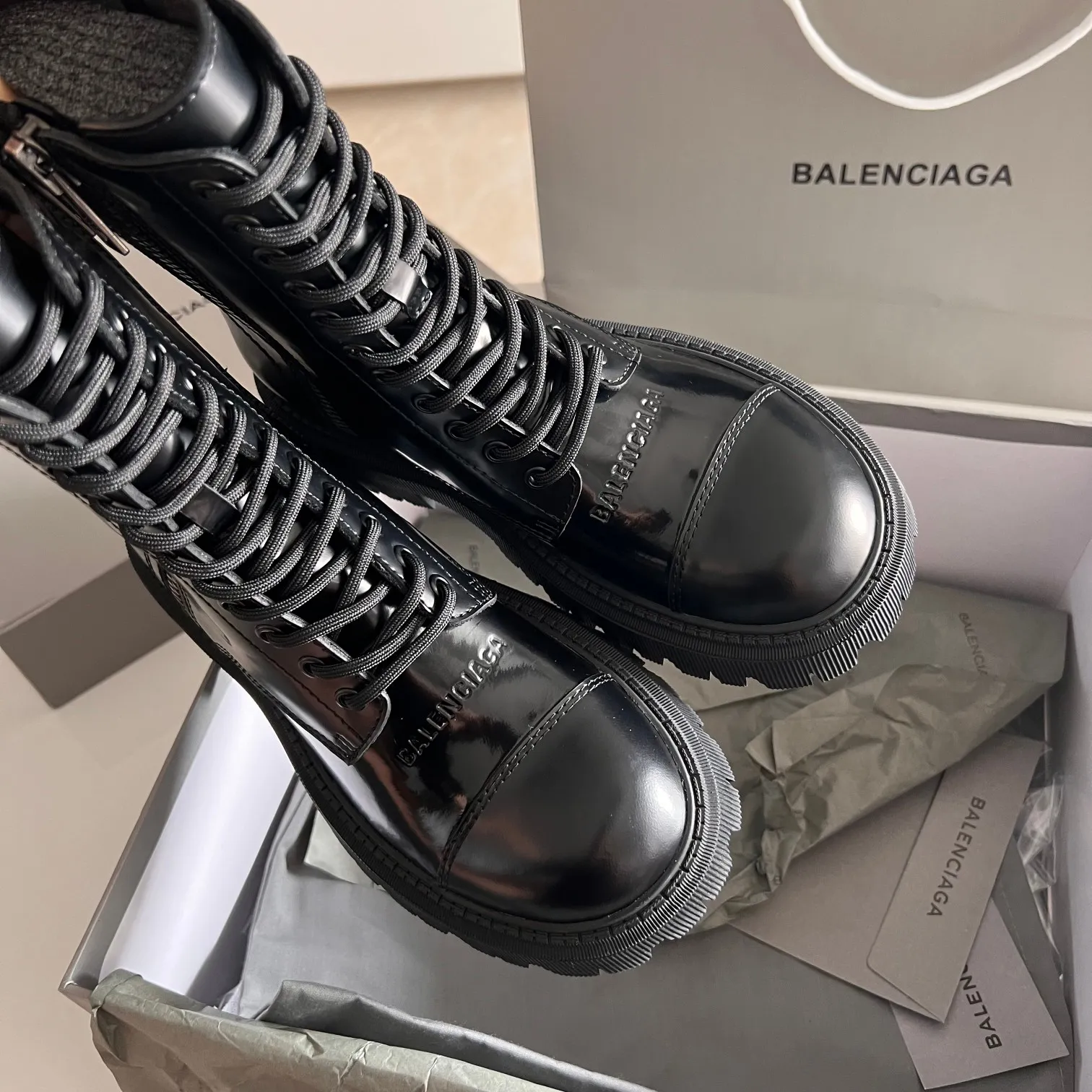 👟👟Ex-factory price 720👟👟 BALENCIAGA# Balenciaga's new big-toe derby shoes TRACTOR big-toe derby shoes loafers👞 Original medium-gloss open-edge beaded cowhide. Restrained and stylish. Matching the brand logo on the shoe cover. The rhythm of closing your eyes. The lining and feet are made of black silk cowhide. The texture is soft and delicate. The gear-shaped rubber outsole is 5cm higher. Size: 35-40 (customization of 40 pieces is not returnable)